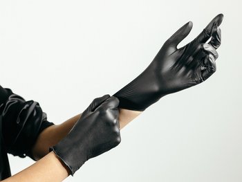 Protecting skin and clothes when dyeing curly hair - Garnier