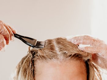 Applying hair dye on curly hair tips - Garnier