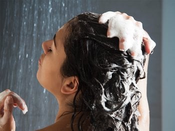 Rinsing after coloring curly hair - Garnier