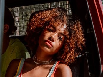 Highlight curly hair at home: The pintura highlights - Garnier