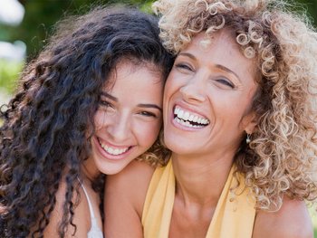 Damage-free hair dye and moisturizing hair color for curls - Garnier