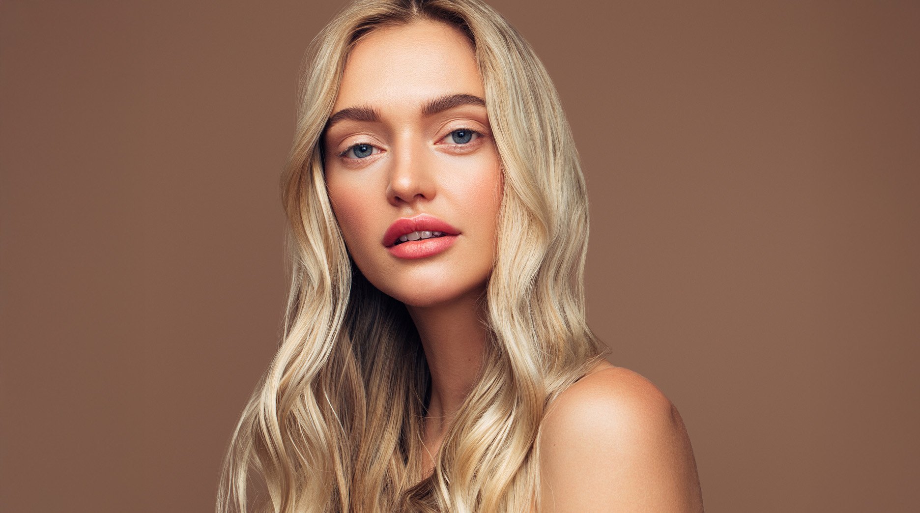 Woman posing with bleached hair after a hair bleaching procedure - Garnier
