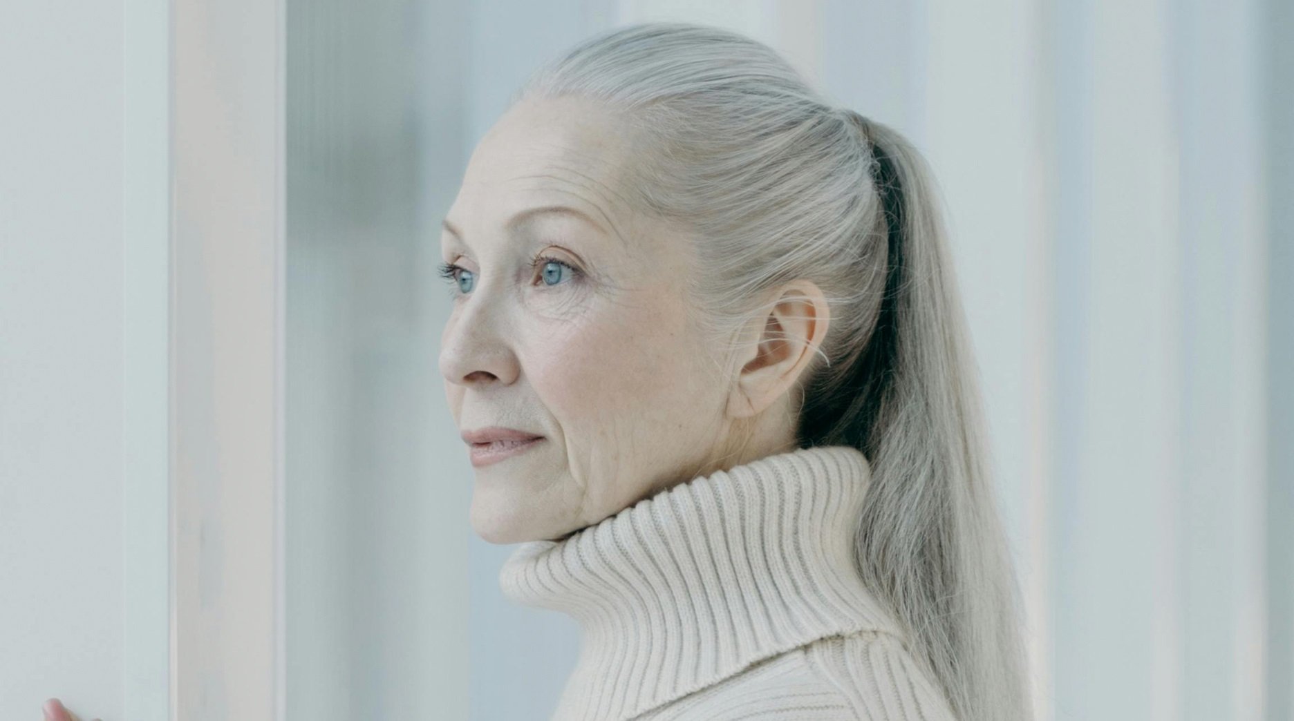 ultimate-guide-how-to-care-for-gray-hair-naturally-garnier