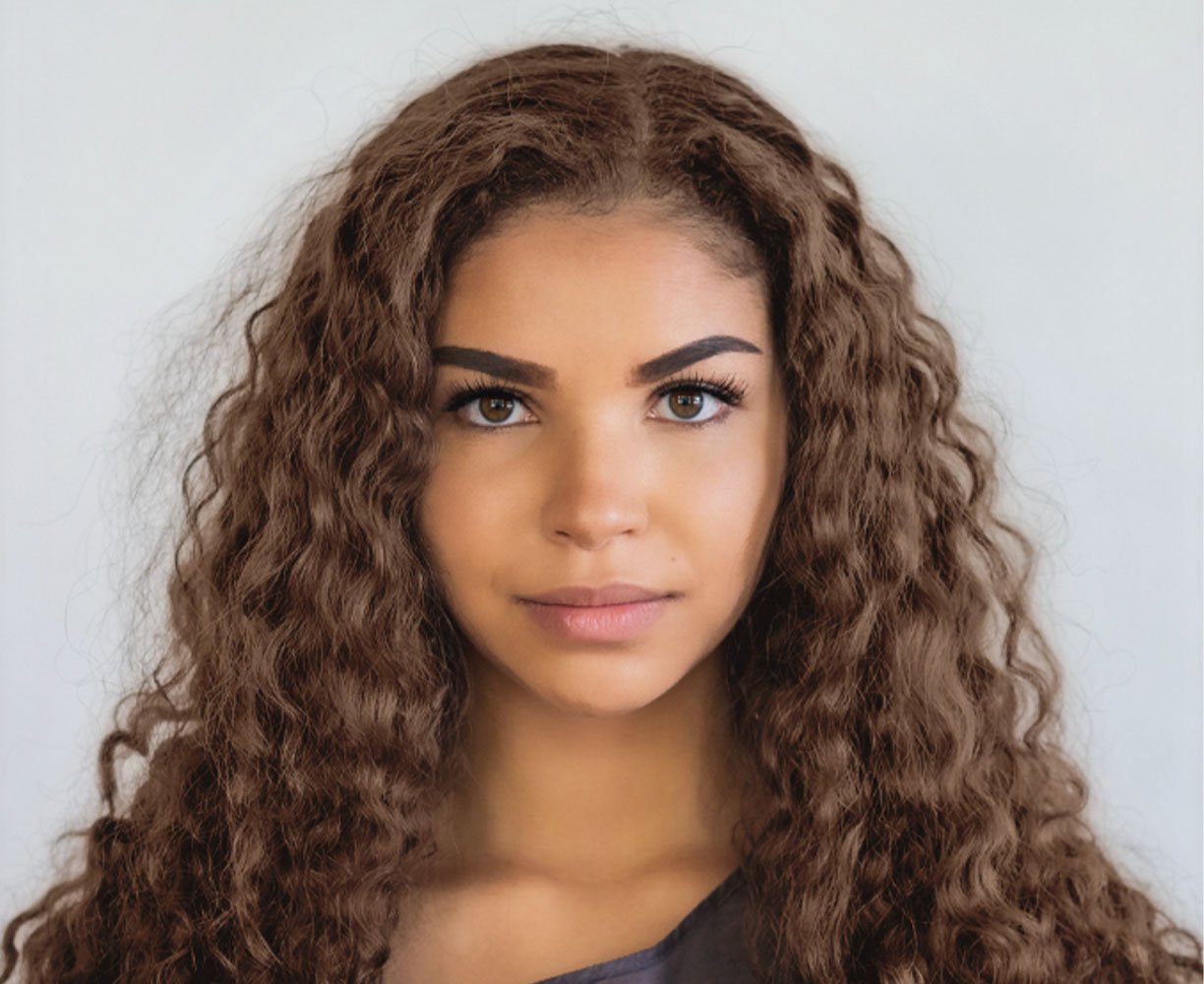cabello castaño rojizo oscuro con reflejos caramelo