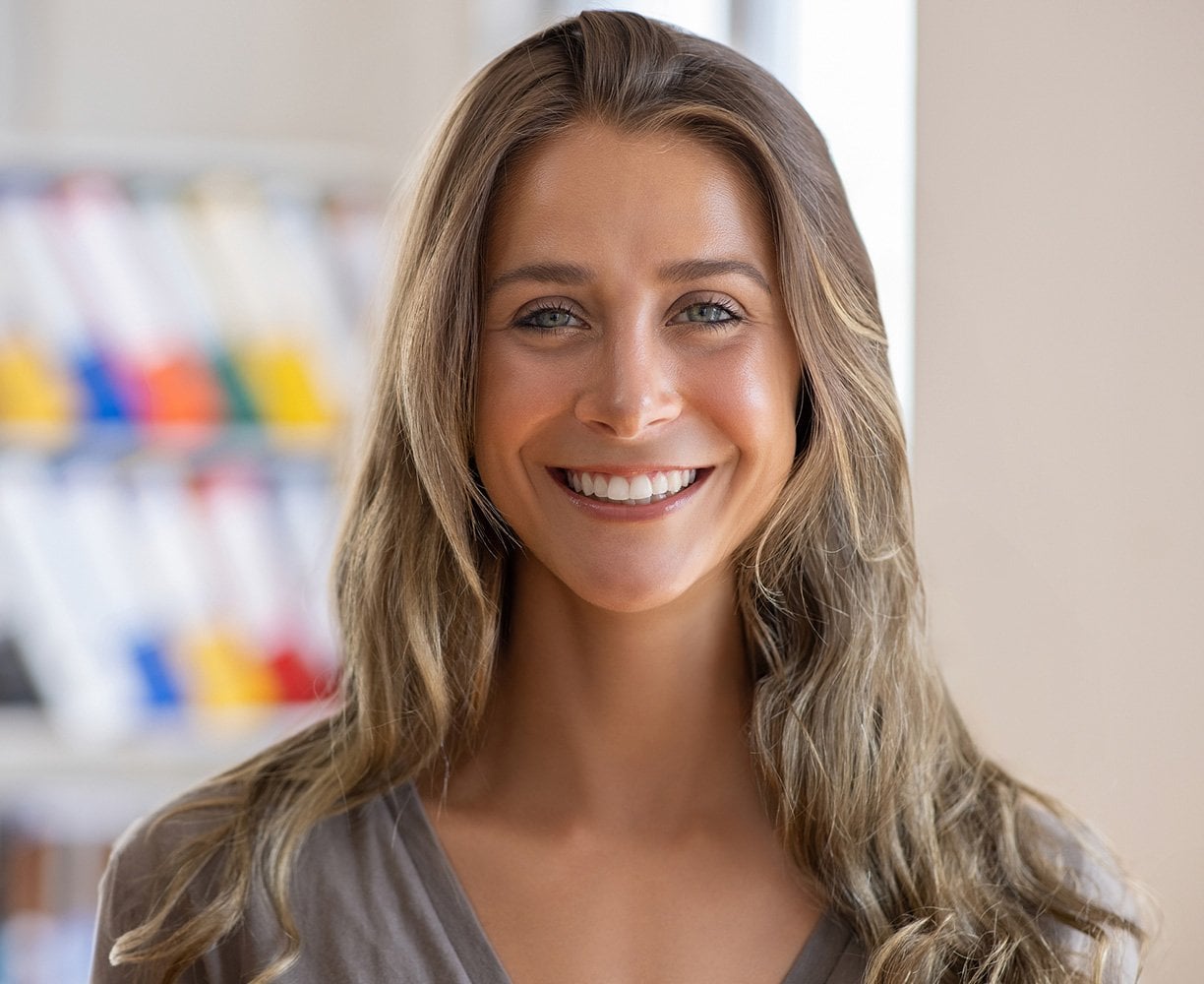 Ashy Bronde with Face-Framing Highlights