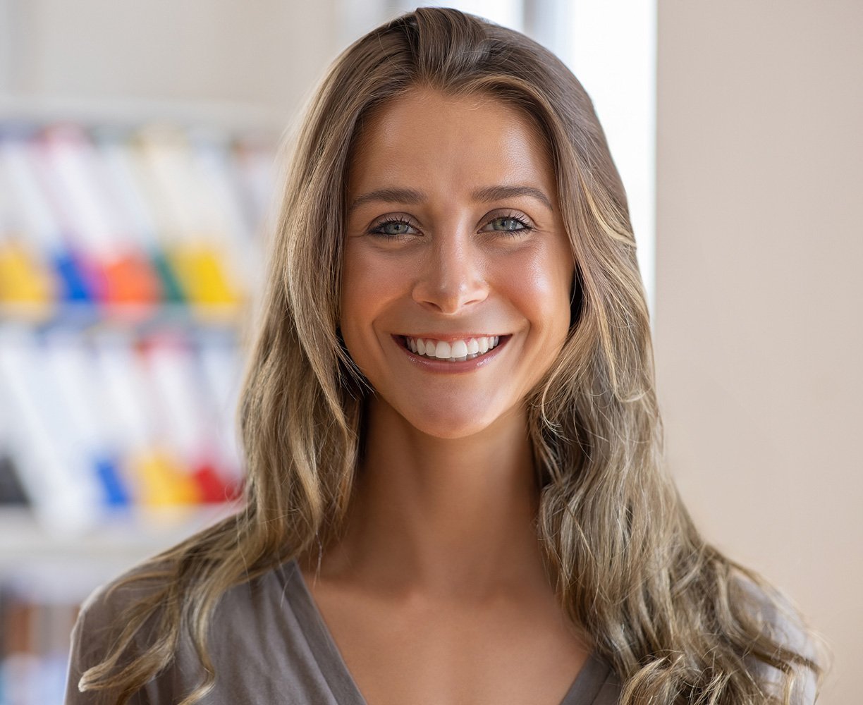 ‘Bronde’ cenizo con reflejos que enmarcan el rostro