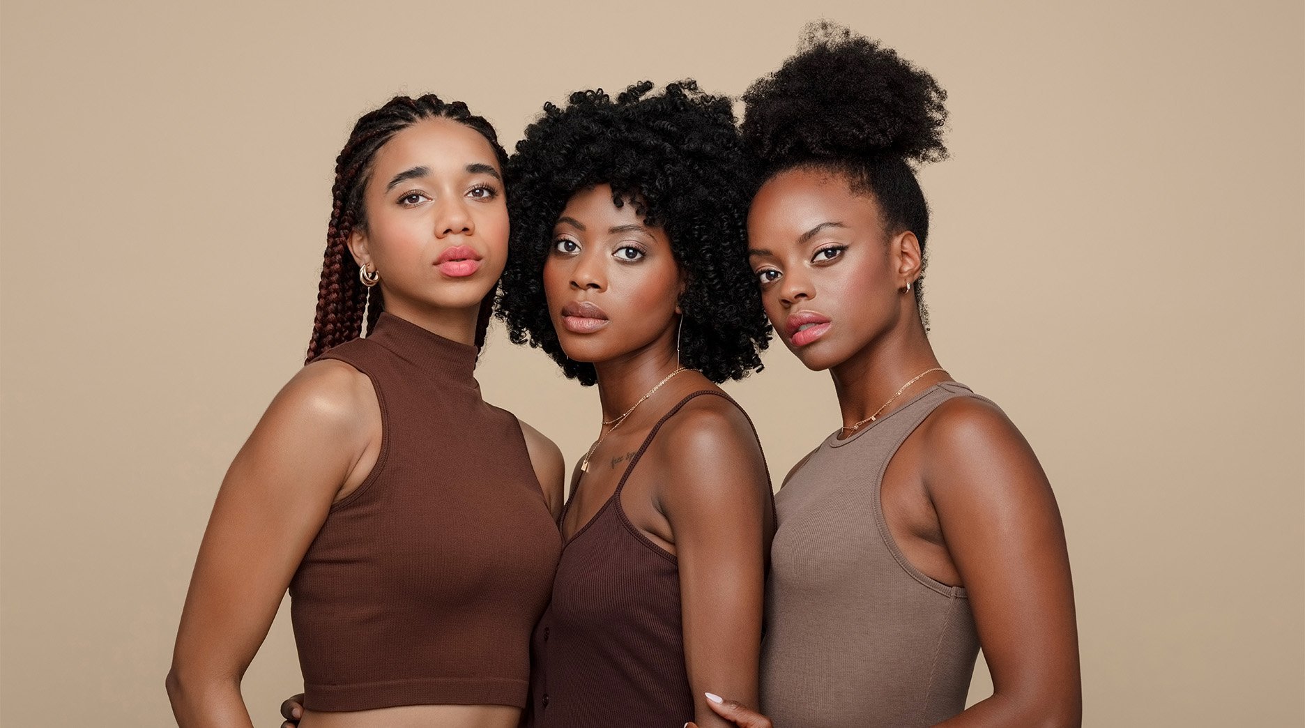 La rutina en 10 pasos para conseguir unos rizos definidos - Garnier, image size:1872x1044