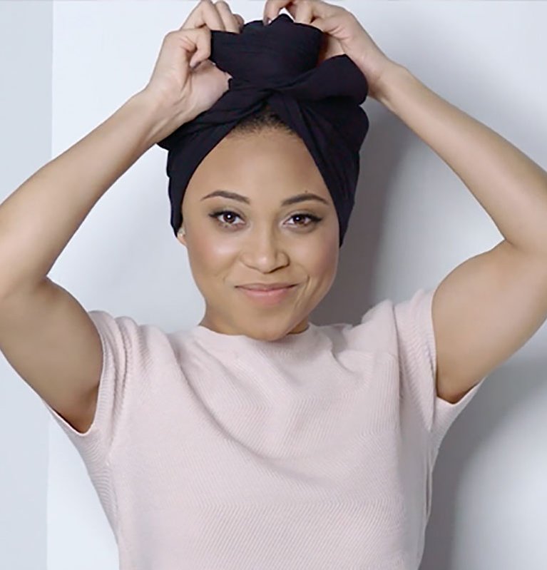 Qué es y cómo crear el estilo piña - Consejos para el cabello rizado ...