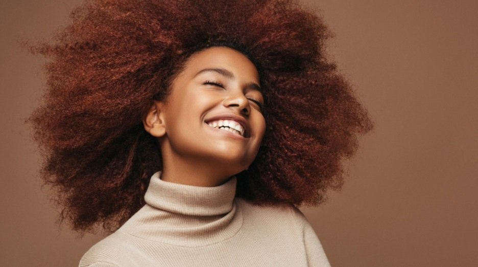 Model with red curly 4c hair