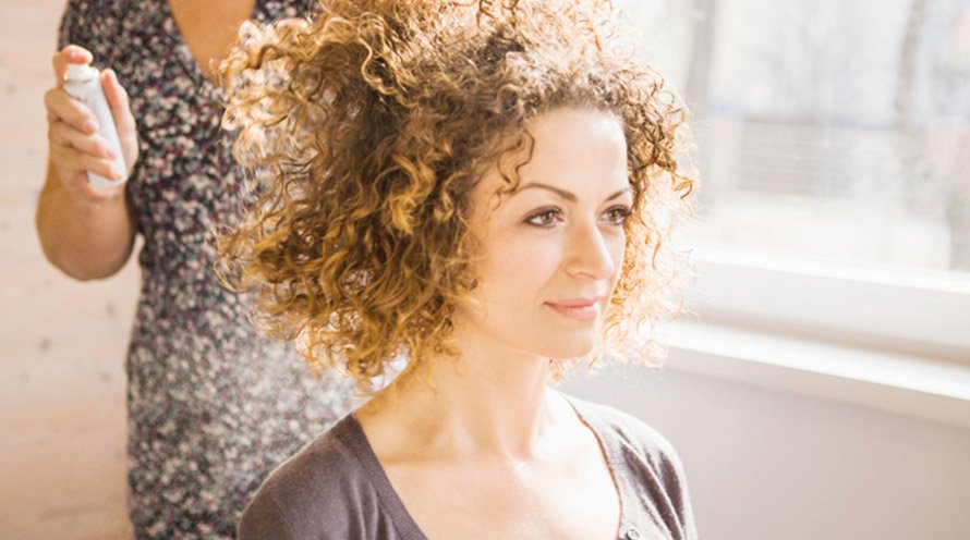 How to Tame Frizzy Curly Hair - Hair Care Tips - Garnier