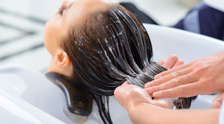 Tea Rinse for Hair: The Benefits of Adding Tea to Your Haircare Regimen
