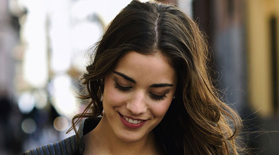 How To Take Care Of Dry Frizzy Hair Tips For Dry Hair Garnier