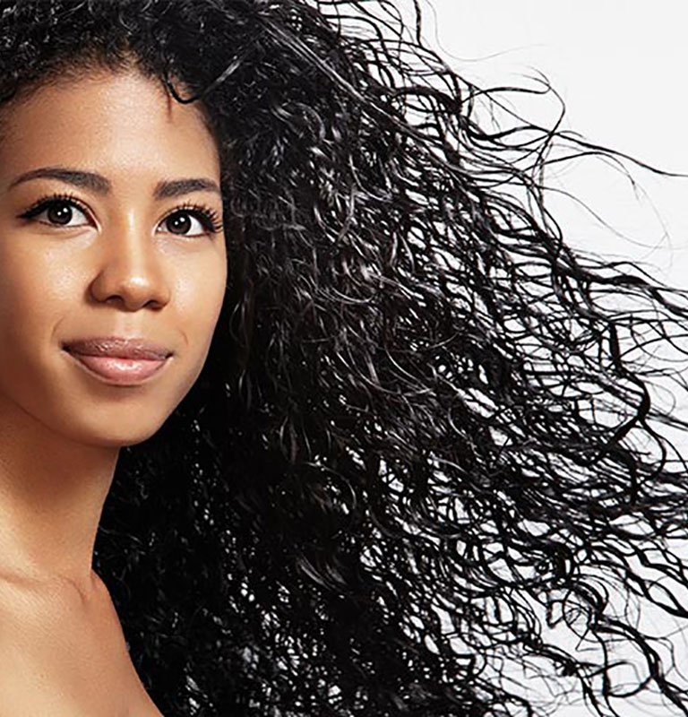 Cómo controlar el cabello rizado con frizz Consejos para