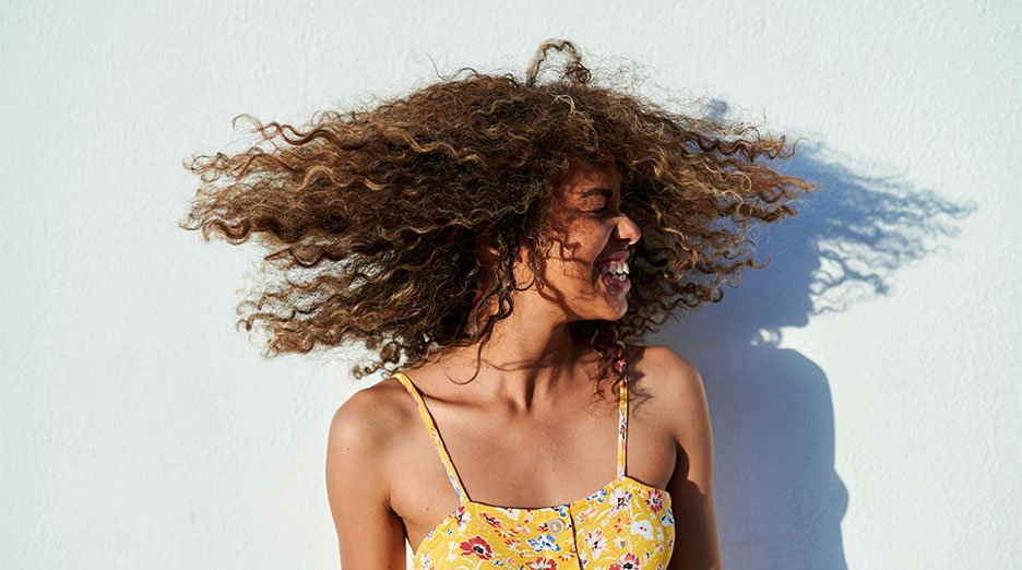 Enjoy our curly hair hydration products - Garnier