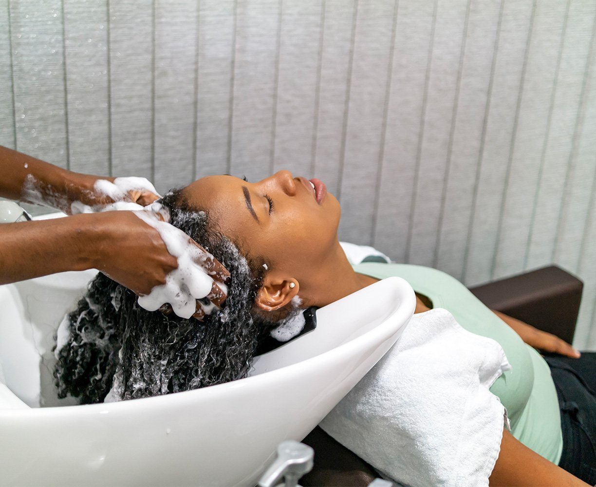 Cómo humectar el cabello rizado y mantenerlo hidratado - Garnier, image size:1224x1000