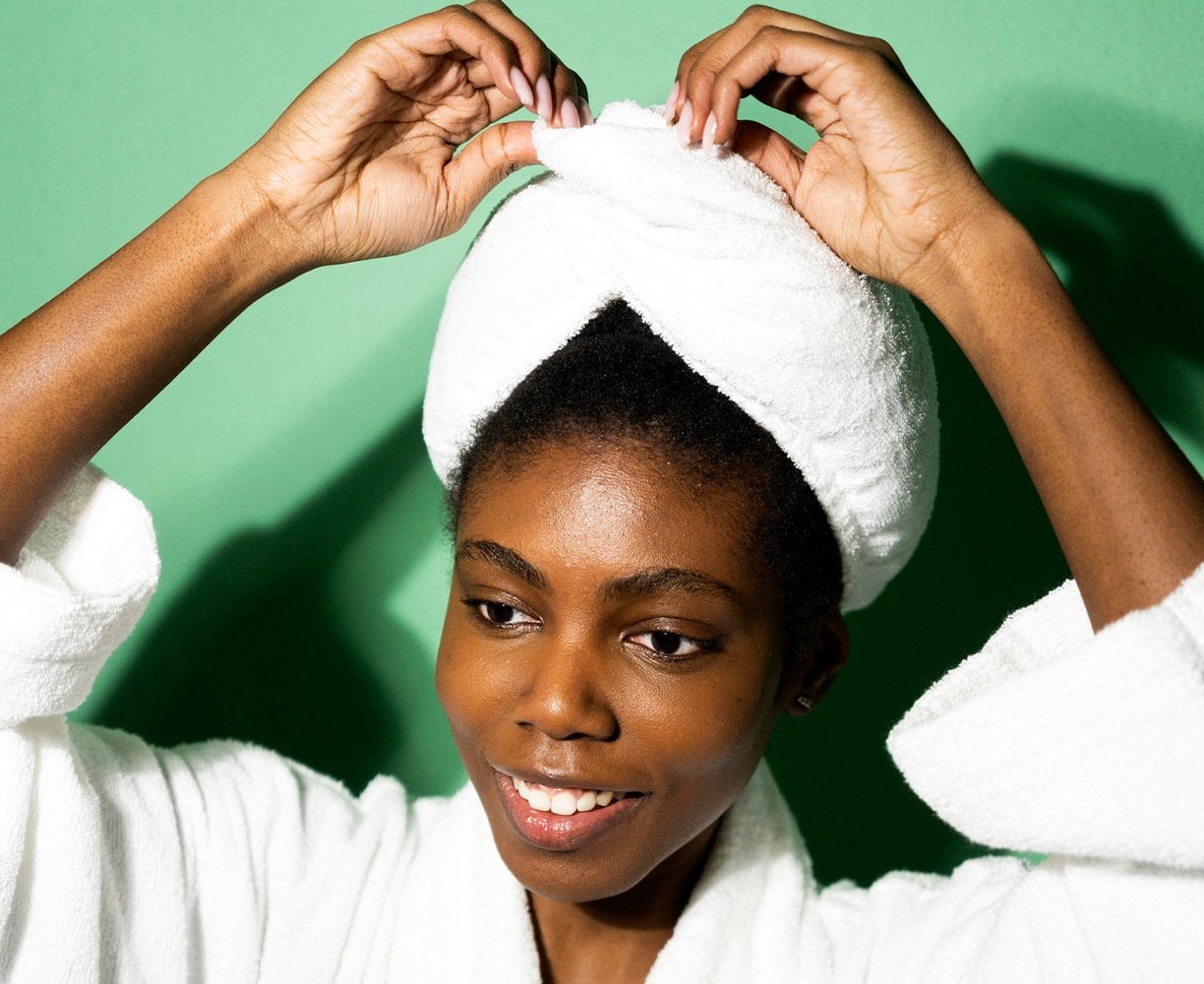 Protege el cabello rizado durante la noche