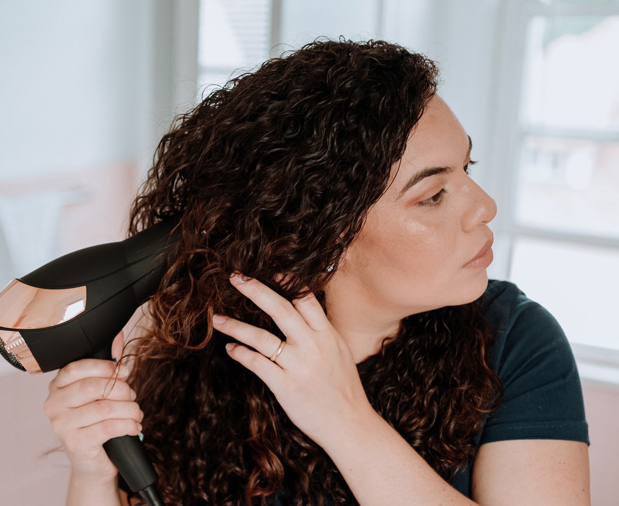 Cómo humectar el cabello rizado y mantenerlo hidratado - Garnier, image size:1224x1000