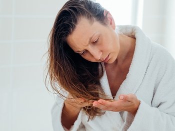 Analyzing hair texture and porosity at home - Garnier