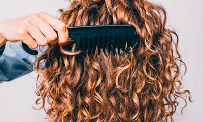 Hair pineappling to protect and style curls Garnier