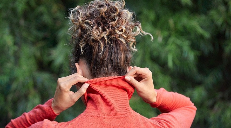 What is & How To Pineapple Hair - Curly Hair Tips - Garnier