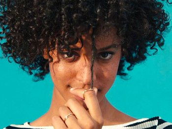 Natural curls hairstyle Garnier