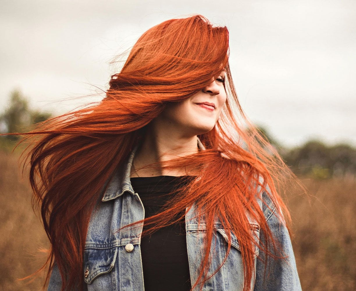 Look de cabello rojo en capas