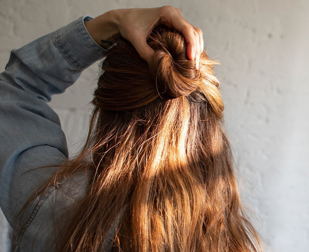 Chongo semirrecogido para cabello corto