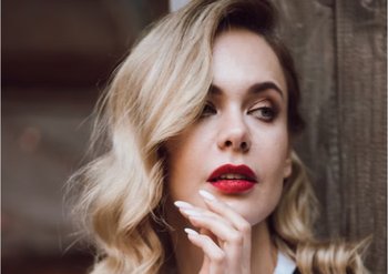 Hollywood curls for holiday season - Garnier