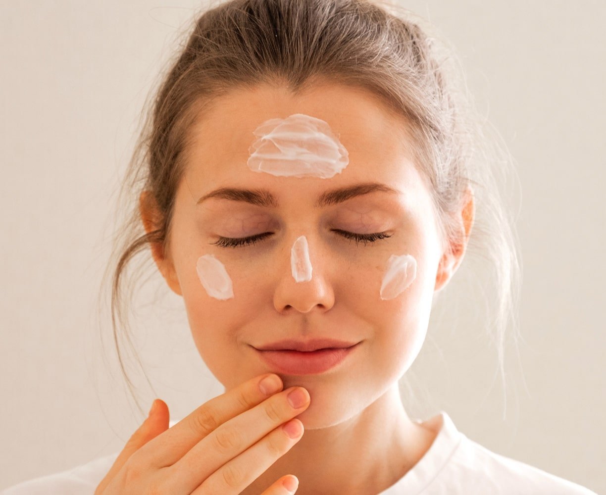 Utiliza una crema hidratante ligera