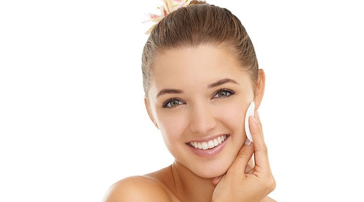 Woman_Removing_Makeup_MainImage_sm