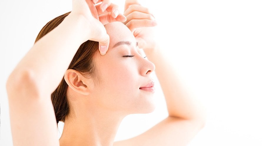 How to massage moisturizer into your skin - Garnier SkinActive