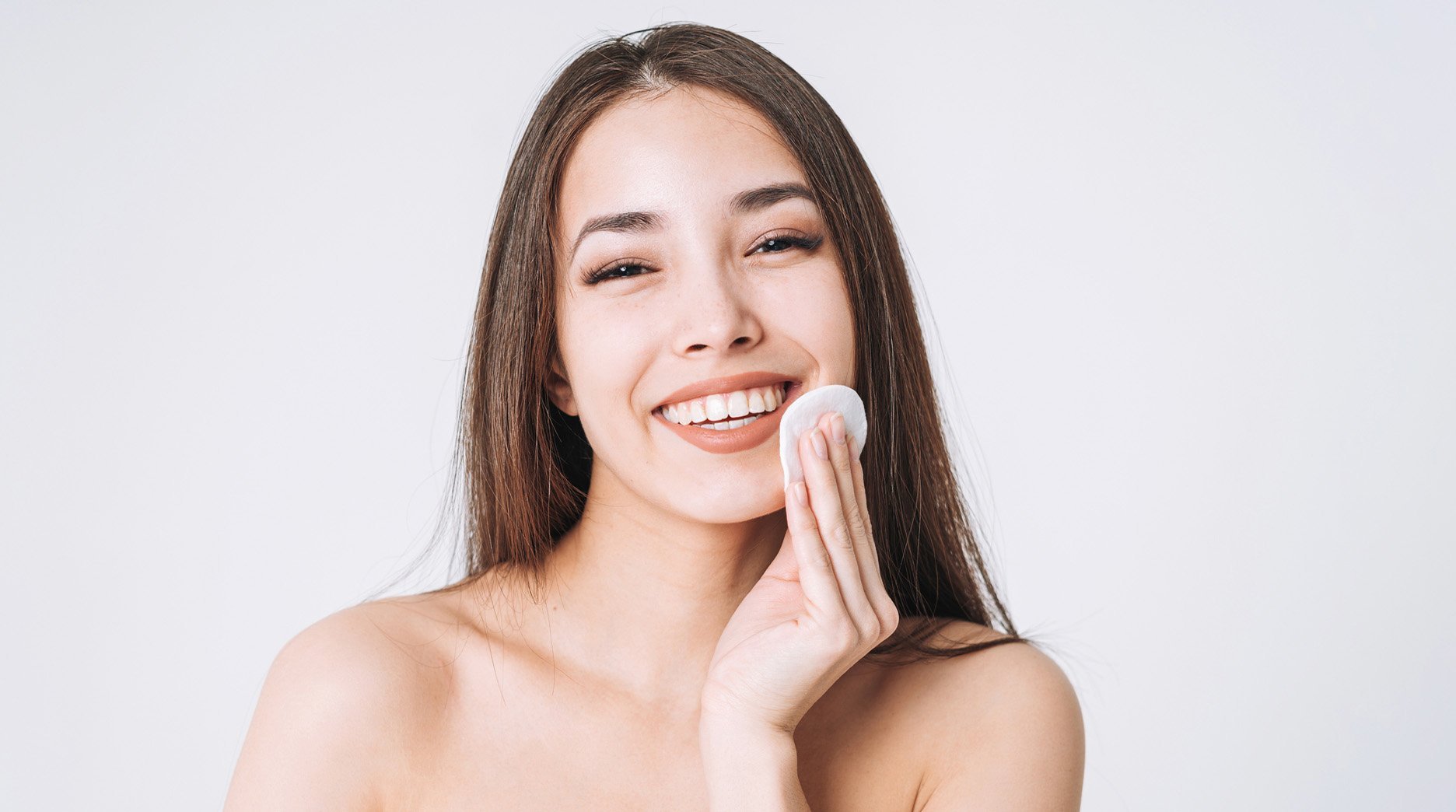 Micellar Water or Makeup Wipes: Which Cleansing Method is Right for You?