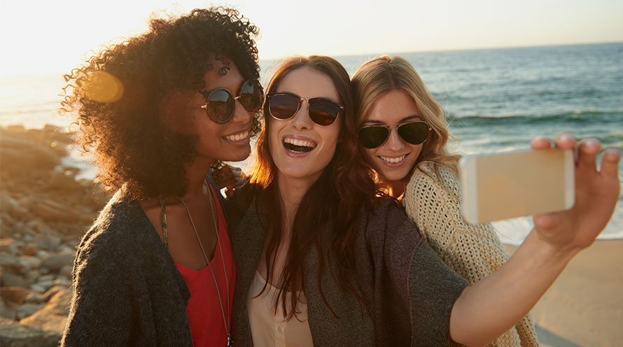 Learn how your oily skin can appear shine free in photographs - Garnier SkinActive