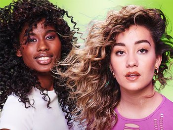 Usa productos Fructis para cabello rizado para brindar definición y fijación a tus rizos.