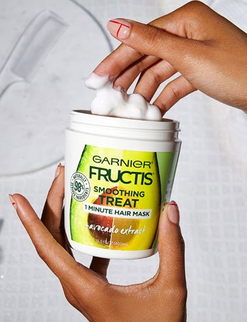 Garnier Fructis Smoothing Treat 1 Minute Hair Mask + Avocado Extract application