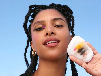 Refreshing and precise, Micellar Water sweeps away makeup, leaving the eye area clean and revitalized.