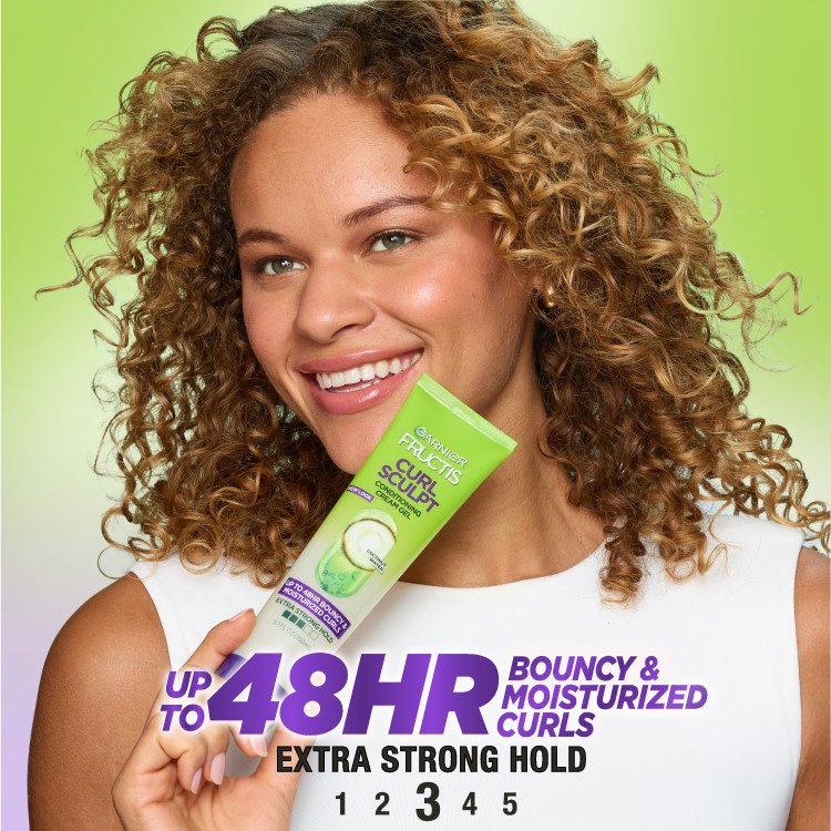 Woman with Garnier Fructis Curl Sculpt for bouncy, moisturized curls.