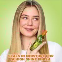 Blond woman with shiny, defined, shiny straight hair.