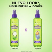 A "New Look, Same Iconic Formula" graphic compares the old and new Garnier Fructis Curl Refresher bottle designs side by side, noting the updated capsule graphic while the "up to 48hr moisture & bounce" formula stays unchanged.