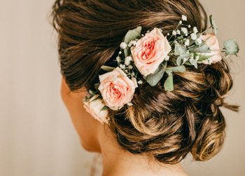 Rose bun hairstyle for holiday season - Garnier