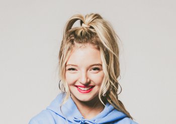 Wavy ponytail hairstyle for holiday season - Garnier